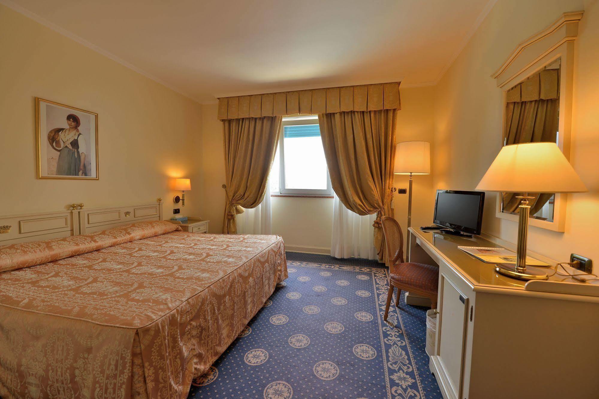 גרדונה ריביירה Hotel Savoy Palace מראה חיצוני תמונה