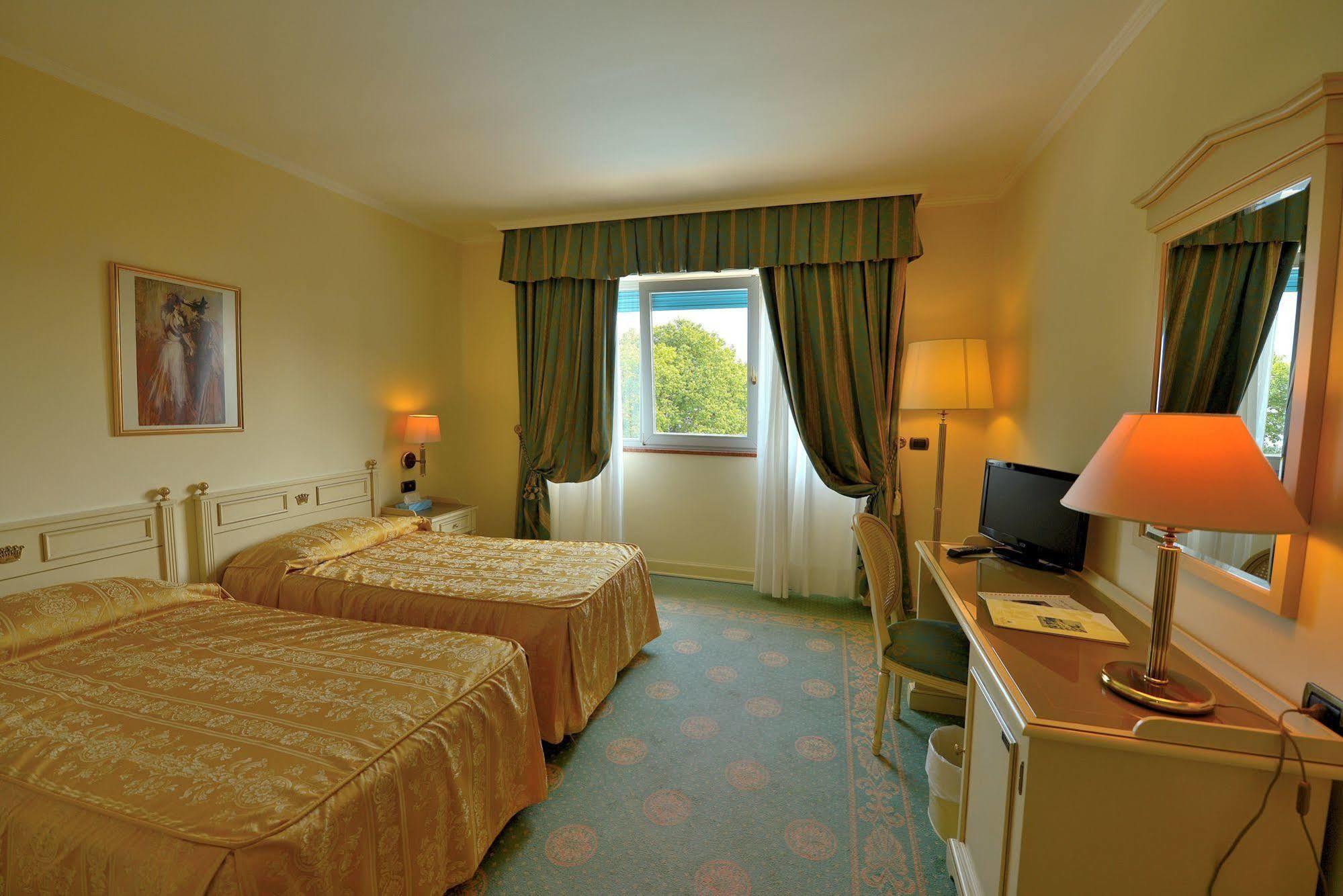 גרדונה ריביירה Hotel Savoy Palace מראה חיצוני תמונה